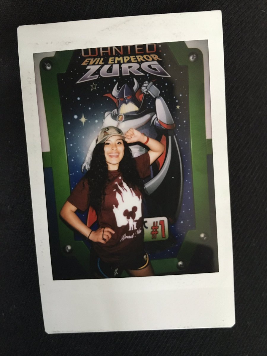 Melissa_Boomin's tweet photo. 🔥🔥🔥🔥 #disneygradnite2016 https://t.co/7ZLDPsvySn