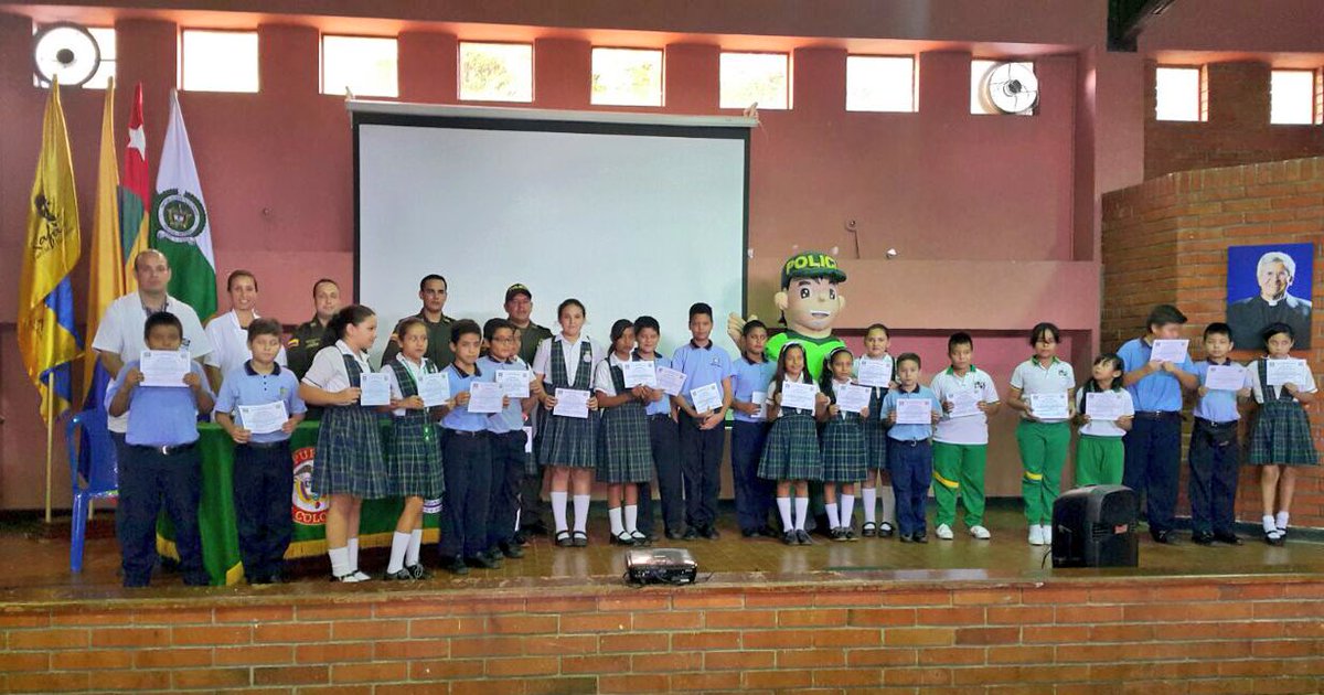 PoliciaBmanga's tweet photo. Un compromiso de corazón. Graduamos #ProgramaDARE 240 niños y 8 docentes #Norte @Bucaramanga #PolicíaMásEfectiva https://t.co/H4gR5iKNnn