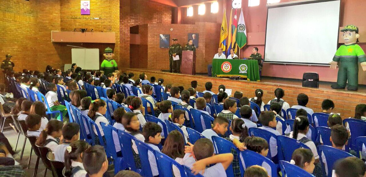 PoliciaBmanga's tweet photo. Un compromiso de corazón. Graduamos #ProgramaDARE 240 niños y 8 docentes #Norte @Bucaramanga #PolicíaMásEfectiva https://t.co/H4gR5iKNnn