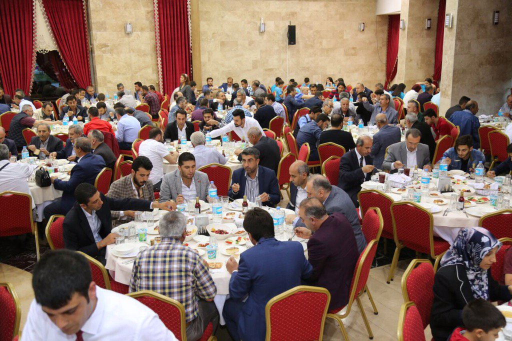 Başkanımız, Esnaf Oda Başkanları ve Ekonomik Kuruluşların Başkan ve Yönetim Kurulu Üyeleri ile iftarını açtı.