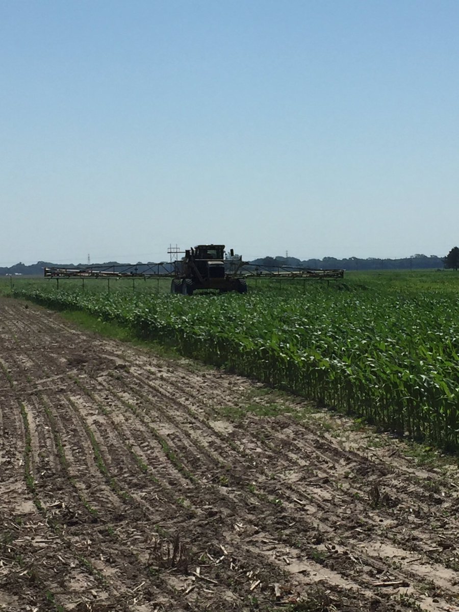 ModernAg_PS's tweet photo. Grower helping out his corn with @Trimble_Ag GreenSeeker with FMX Field IQ. #boostingyields #efficiency @DanBigham https://t.co/lz5TJaNy1f