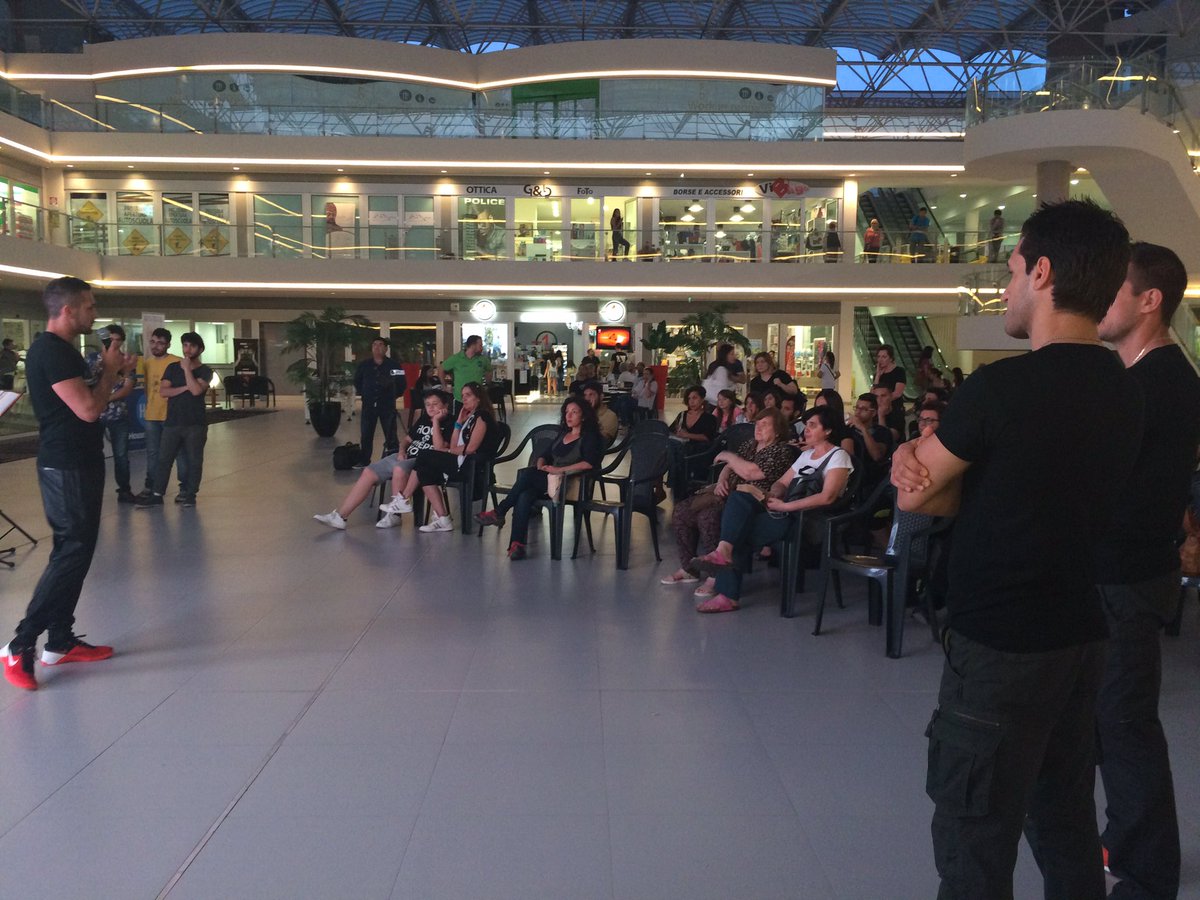 La presentazione è cominciata. Maikol Fazio e i fratelli Andaloro spiegano come combattere la violenza ogni giorno.