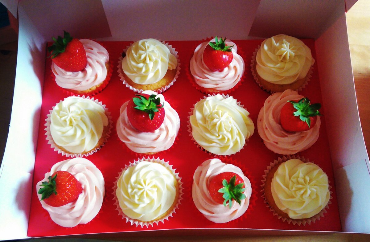 RyanTheCakeGuy's tweet photo. My Vanilla &amp; Strawberry Box #strawberries #vanillacupcake #cupcake https://t.co/l0Is0GkkO4