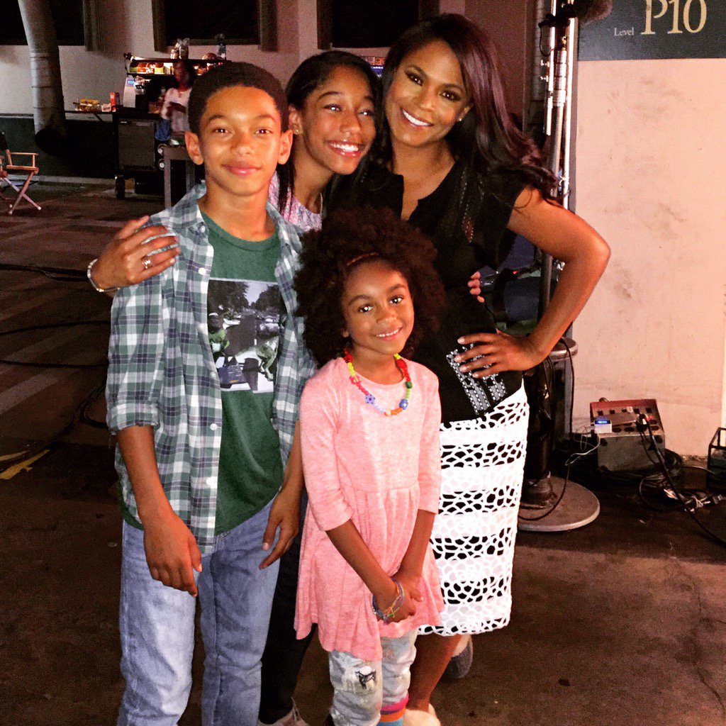 Aalyrah's tweet photo. #FBF behind the scenes with my TV mom and siblings. Tune in this Tuesday, June 14th 9/8c on ABC. #abcunclebuck https://t.co/bOIxcyhbcZ