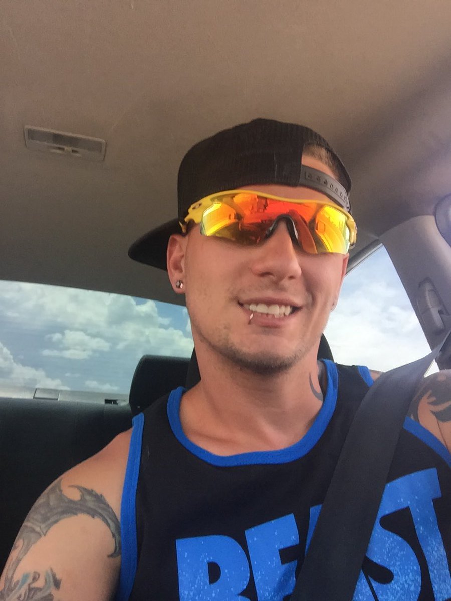 KIDSUTTMILLER's tweet image. Just getting ready for a day of the pool an some music mixing..🎤🎹🎼🍹😎👌😉