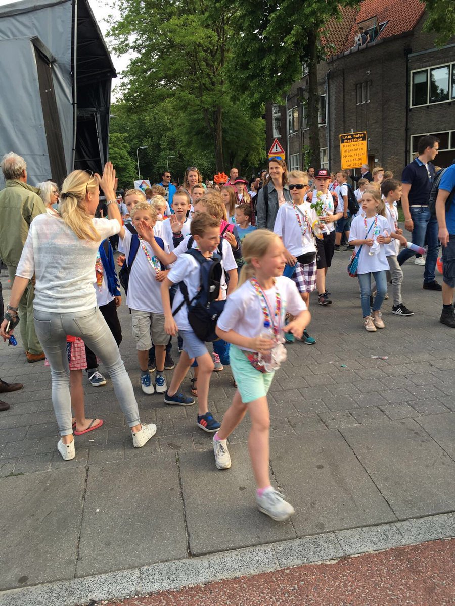 hetSaffier's tweet photo. En allemaal een high-five! #avond4daagse #defilรฉ #hetSaffier https://t.co/xUTsoOlsDu