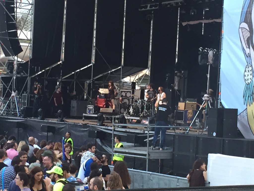 jo44sep's tweet photo. @milkyway5248 aquรญ disfrutando de los @TheDandyWarhols en Directo... #ForThreeee #Glamm https://t.co/fbil0AgYUU