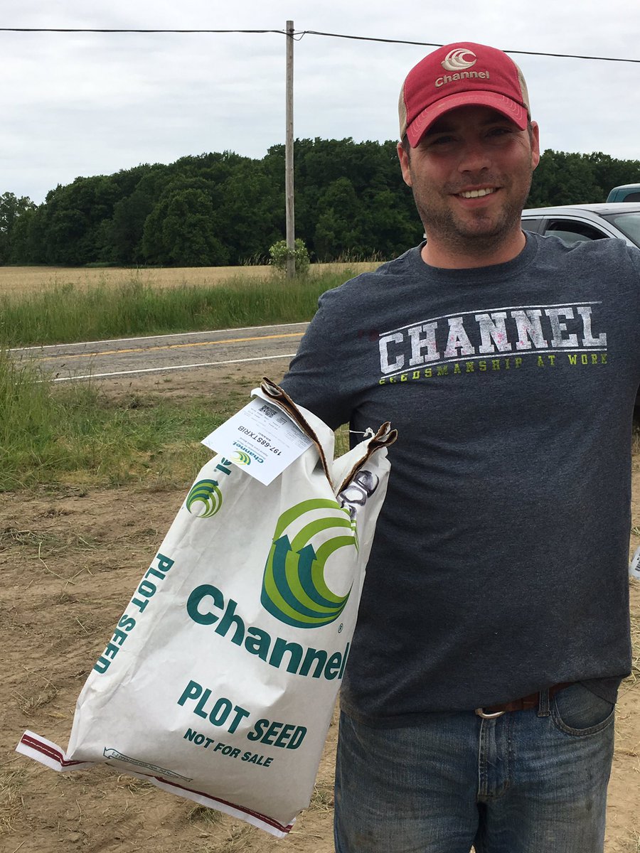 RinckerAg's tweet photo. Big smiles today! Our last @ChannelSeed  plot is done and all customers have finished planting! #plant16 #SMSAW https://t.co/vTL5Qi8kj8