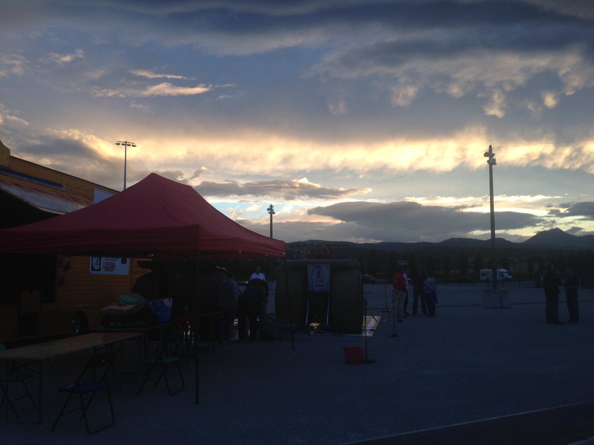 PackMan_Pulling's tweet photo. Le soleil se couche au @MotorExhibition de @ClermontFd. Prêts pour demain #tracteurpulling #packmanpullingteam 🚜 https://t.co/FPIu8u2Z7V