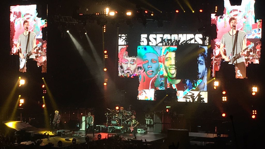 emma_2709's tweet photo. 08.06.2016 ❤️🤘🏼 #memories #slfl @5SOS https://t.co/d3BUqOwlSW