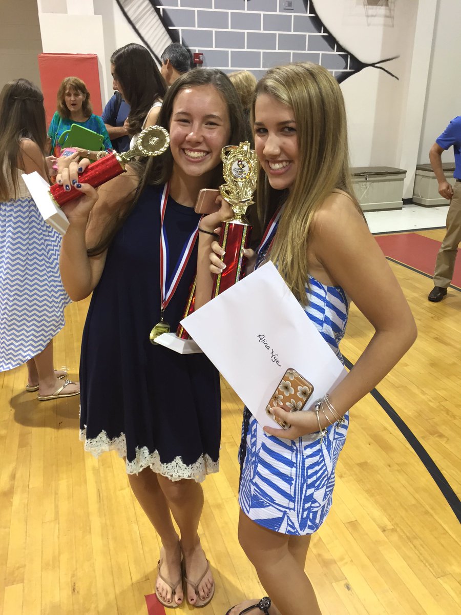 alinaanyee's tweet photo. straight A's for 9+ years #suchnerds  @avaakingg https://t.co/KtXUNJVgJr