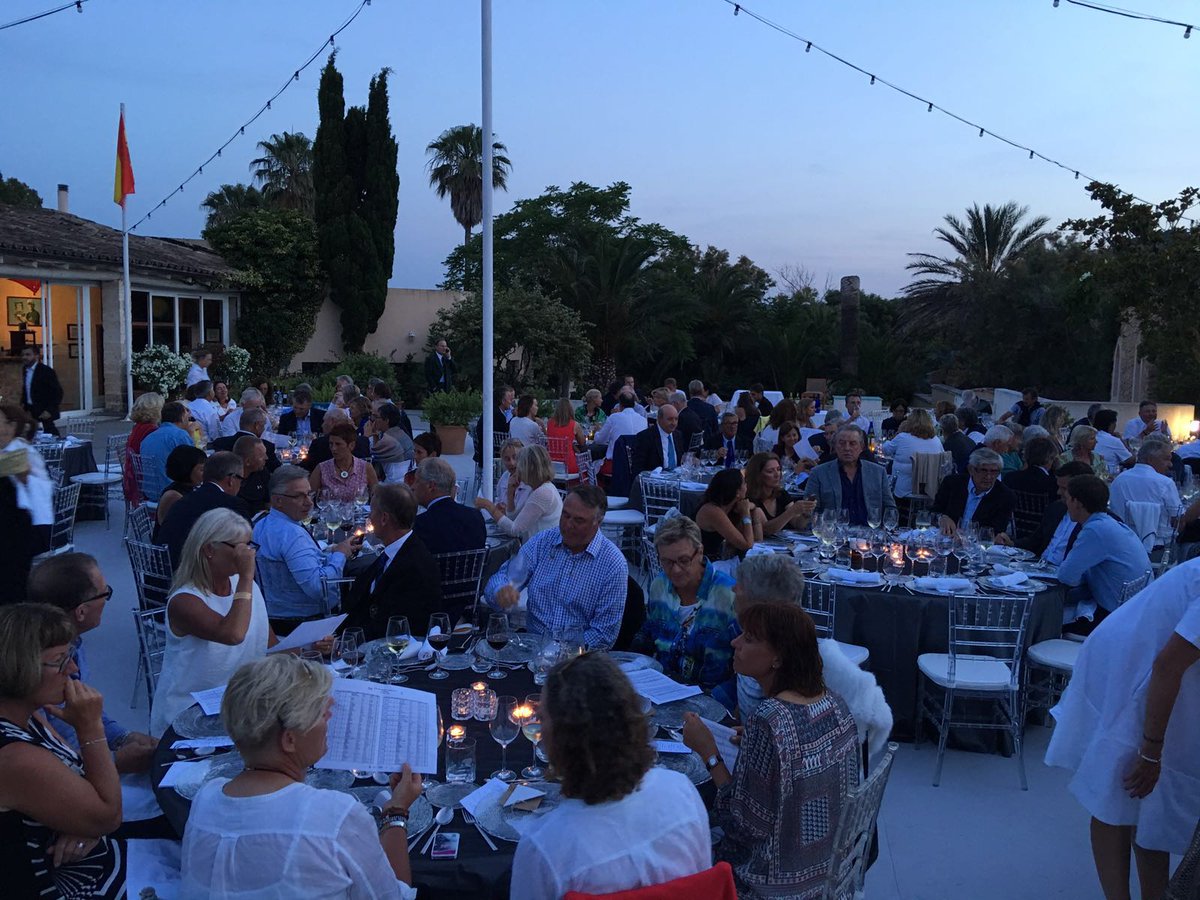 PulaGolf's tweet photo. Extraordinario ambiente en la cena oficial #EuropeoSenior @rfegolf #PulaGolf #EgaGolf #Eldeporteune #LoveGolf ⛳💕👍 https://t.co/gIVMA00XCr