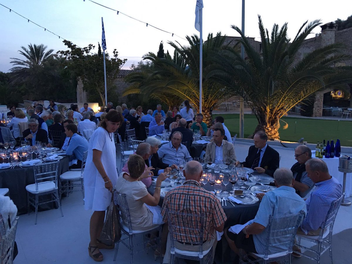 PulaGolf's tweet photo. Extraordinario ambiente en la cena oficial #EuropeoSenior @rfegolf #PulaGolf #EgaGolf #Eldeporteune #LoveGolf ⛳💕👍 https://t.co/gIVMA00XCr