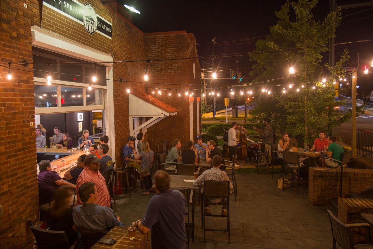 EatAtFrys's tweet photo. In town for #UVAReunions? Enjoy great friends, food &amp; brews on our patios! #FrysSpringStation #CVille https://t.co/2stiD3VREq