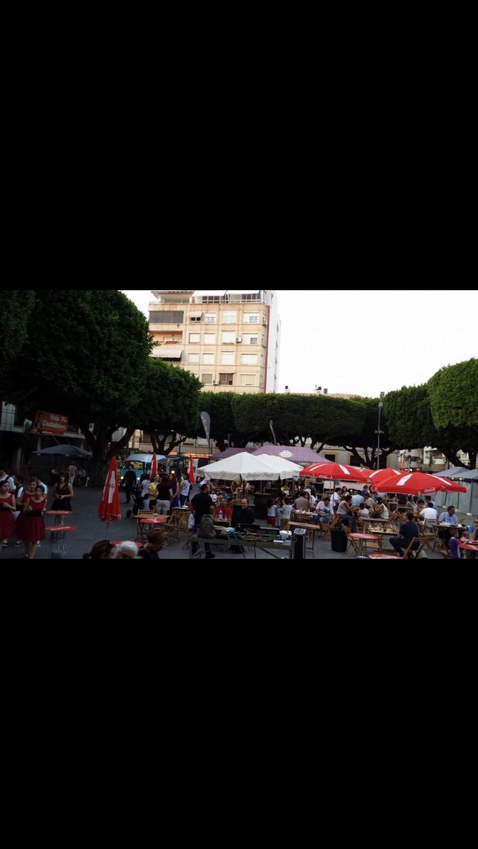StreetMrkt's tweet photo. Esto está en marcha!! A las 21:15 música de directo de la mano de White on Black, os esperamos!!! https://t.co/oKjjuqr5HF
