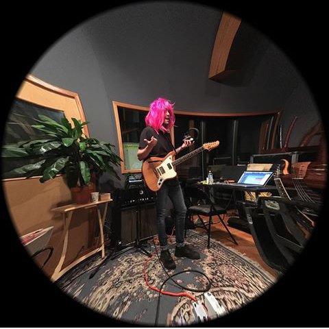 taylorsourceBR's tweet photo. [Nova Foto] Socorro T, olhem ele de peruca e a calça nao é preta eu notei!!!!!
[paramore via instagram] https://t.co/BeFYYzULLD