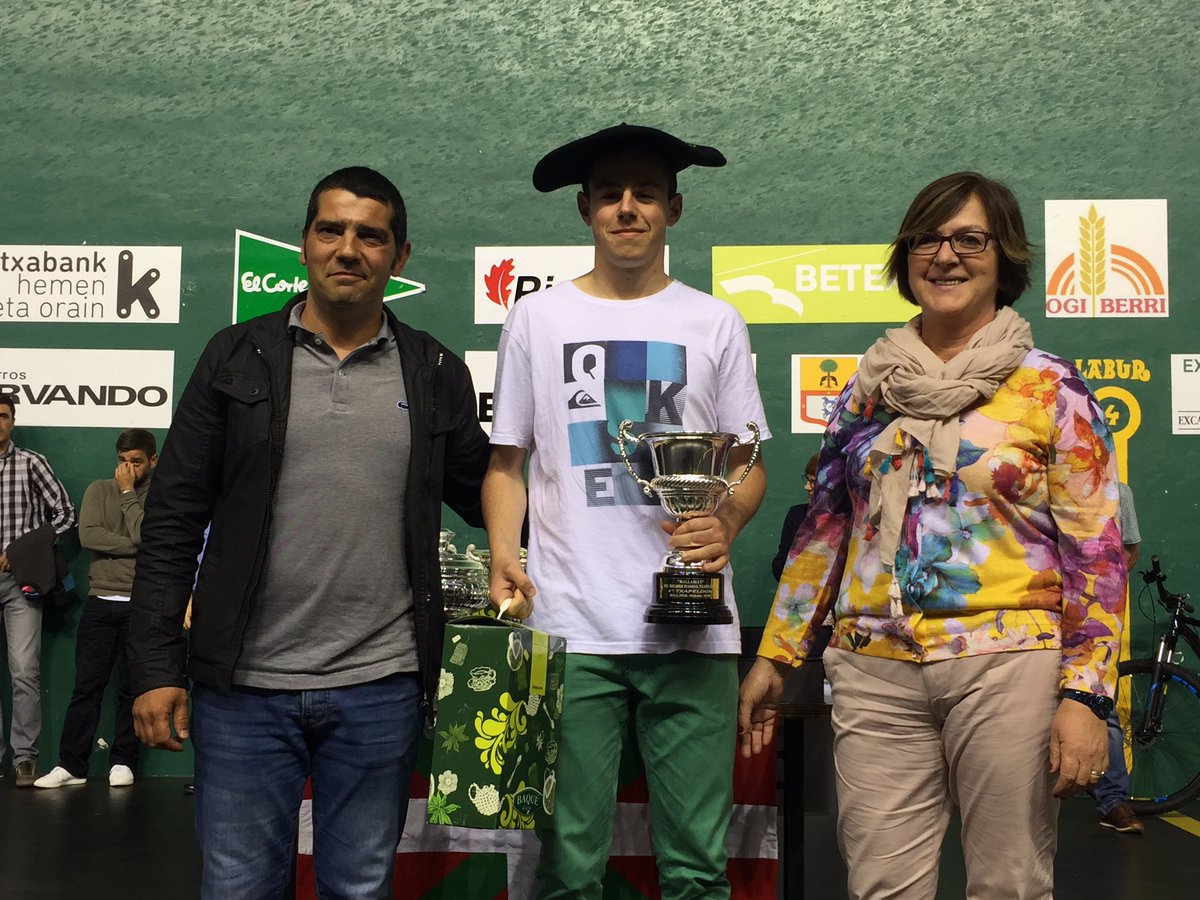 ASPEpelota's tweet photo. Alberdi 4 1/2ko garailea @biharko_izarrak finaleko atarikoan #pelotavasca https://t.co/jdemK3DOd1