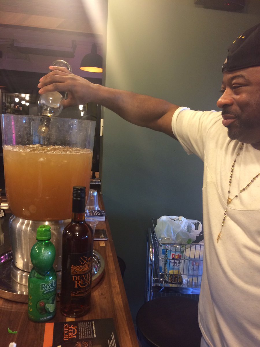 EchoComNet's tweet image. It is 5 o'clock somewhere! #DevilsReefRum is @WeWork to start the weekend. #happyhour #weekendwork #wework #weworkin