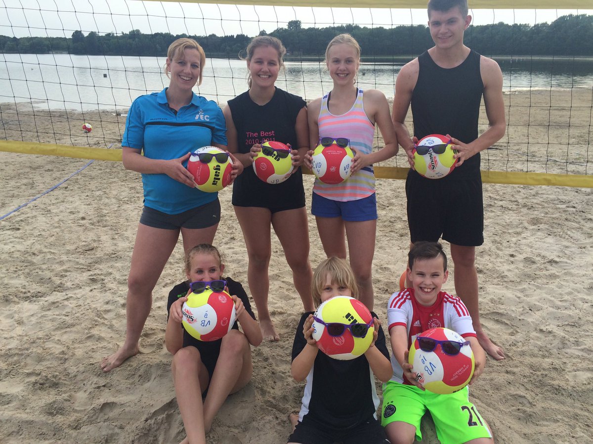 SuzanneLuys's tweet photo. Wederom een trainingsgroep #beachvolleybal blij gemaakt met de inmiddels befaamde @SEC_Oss zonnebril! https://t.co/4S7Fw1YTc2