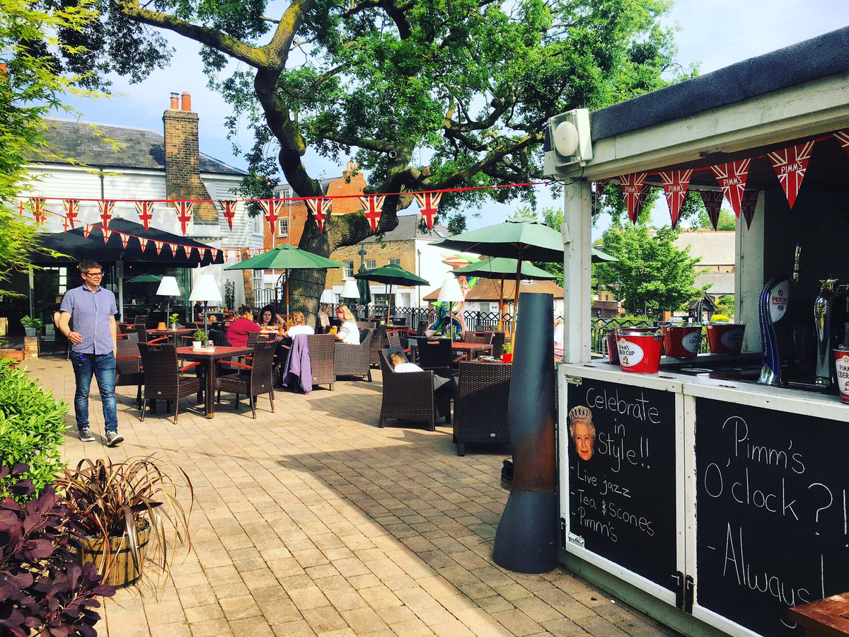 KingsHeadSW15's tweet photo. Ready for the Queens birthday weekend. Our #Pimms cider bar is fully stocked!! #pimmscider #pimmsgb @YoungsPubs https://t.co/AXhUiiQc2V