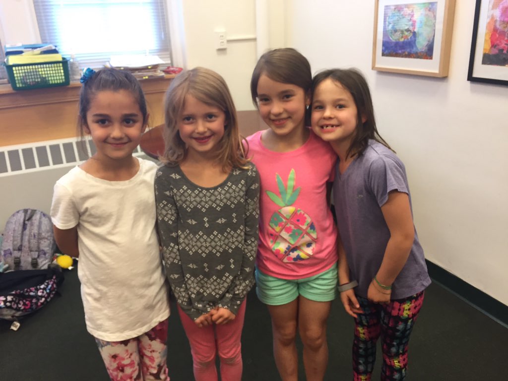 SOstrofskyMKES's tweet photo. Hawaiian Maidens! Mahalo Sara! #MKESPride https://t.co/bWCUWaHBfm
