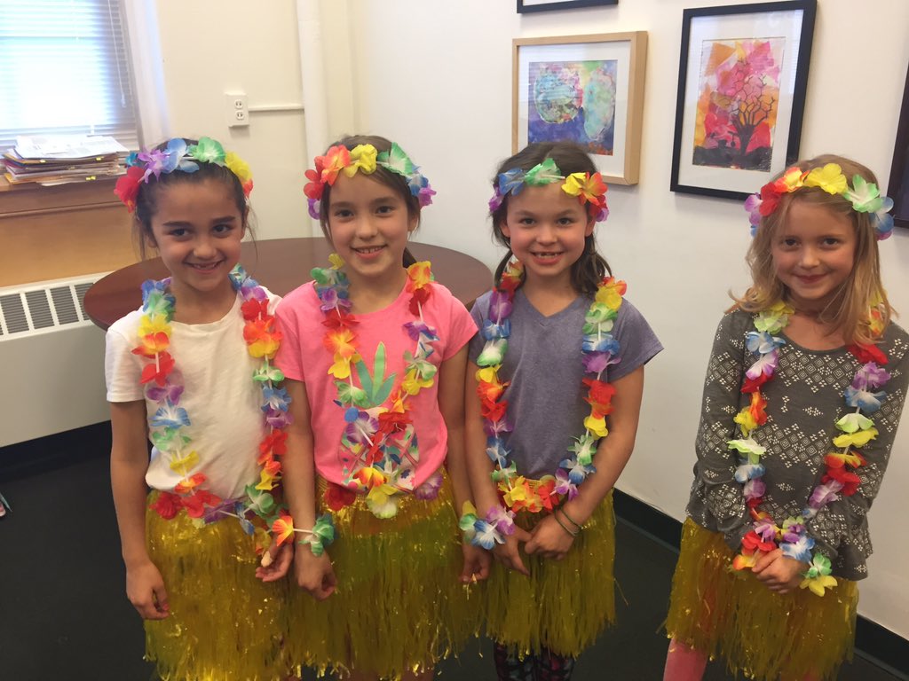SOstrofskyMKES's tweet photo. Hawaiian Maidens! Mahalo Sara! #MKESPride https://t.co/bWCUWaHBfm