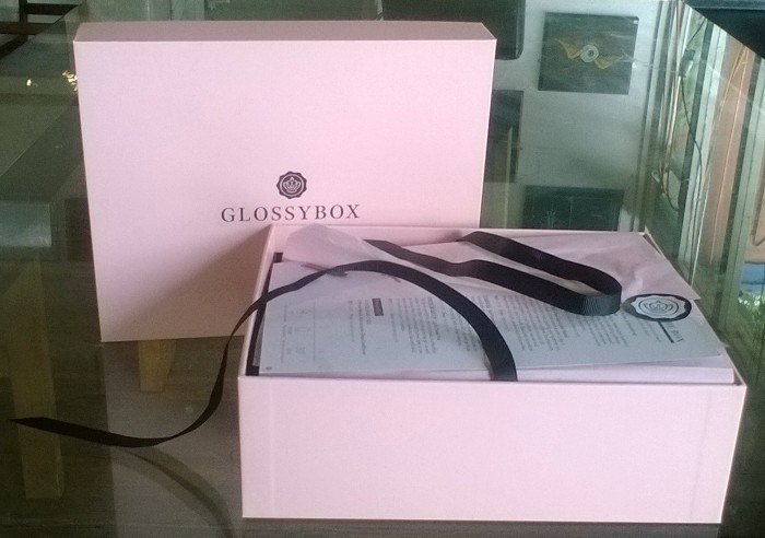SolifugaBeauty's tweet photo. Glossybox June 2016 Reveal and Review https://t.co/pyd0T2wFXf https://t.co/clkCSZ6rA6