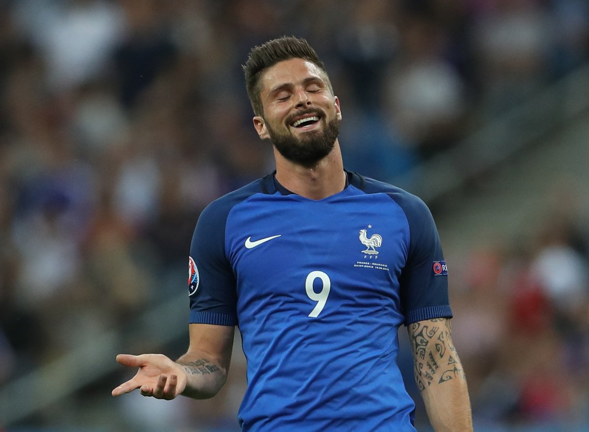 Squawka's tweet photo. Olivier Giroud first half by numbers:

0 shots on target
0 chances created
25% pass accuracy

Nothing to smile about https://t.co/jVMB6h3PLb