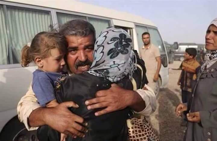 JafarJasmoon413's tweet photo. جندي عراقي يحتضن عائلته التي كانت عالقة داخل منطقة محتلة من قبل داعش 

قاتل من اجلهم و الان تم تحريرهم.. https://t.co/Lb7oolsQCU