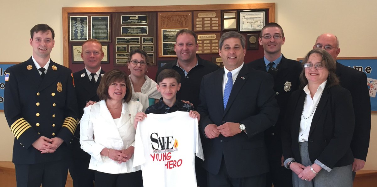 MassDFS's tweet image. #Boxford #SAFEProgram #YoungHero honored today. Reacted fast to a fire.  ow.ly/83fg3018J2d @SenBruceTarr
