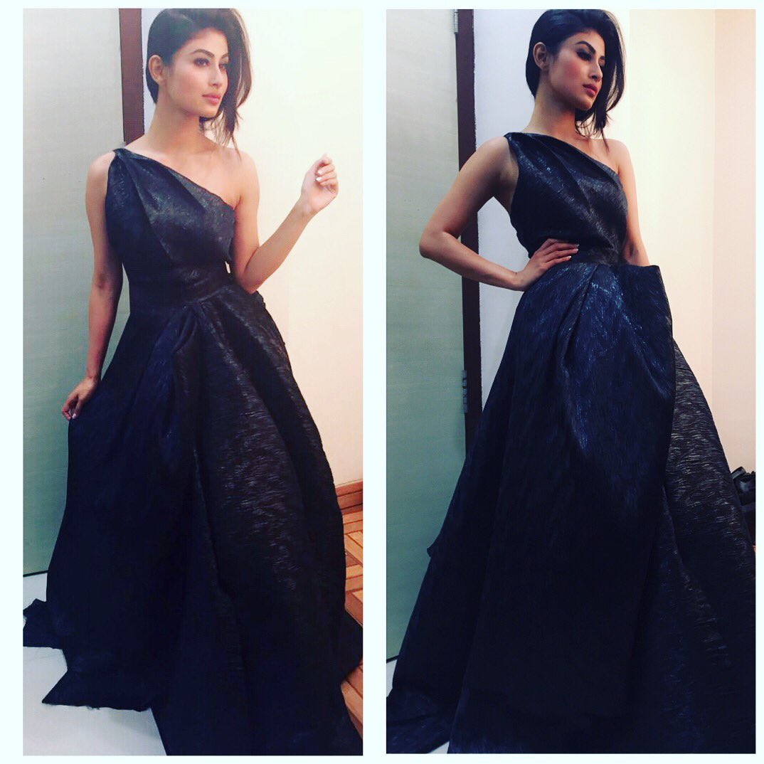 Roymouni's tweet photo. About #ZeeGoldAwards love! Thank you ✖️✖️ https://t.co/GVG0ZUJZxq