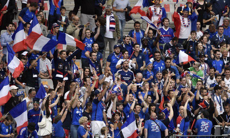 equipedefrance's tweet photo. QUI NE SAUTE PAS N'EST PAS FRANCAIS! #FiersdetreBleus #FRAROU Les Bleus ont besoin de vous là! https://t.co/jgyK1mKOQB