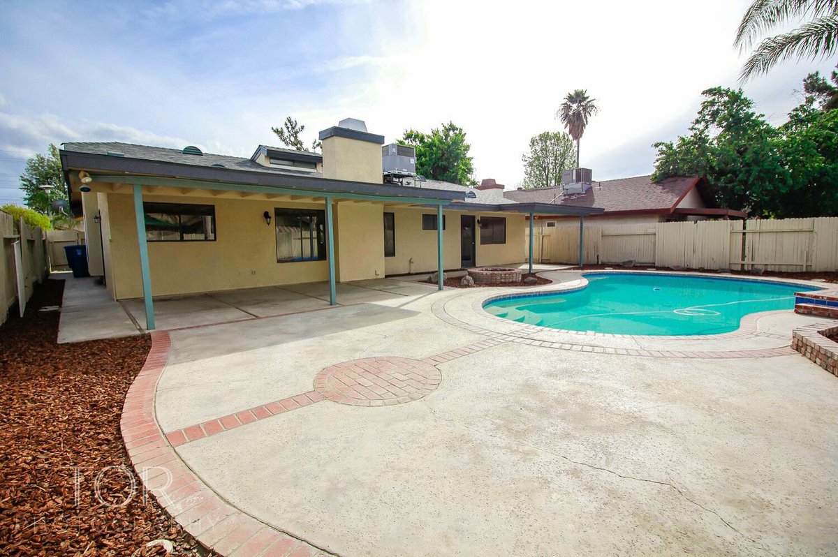 VareTeam's tweet image. #bakersfield home for sale with a #sparklingpool perfect for the #summer ! For only $231,000! Call 661-777-9000!