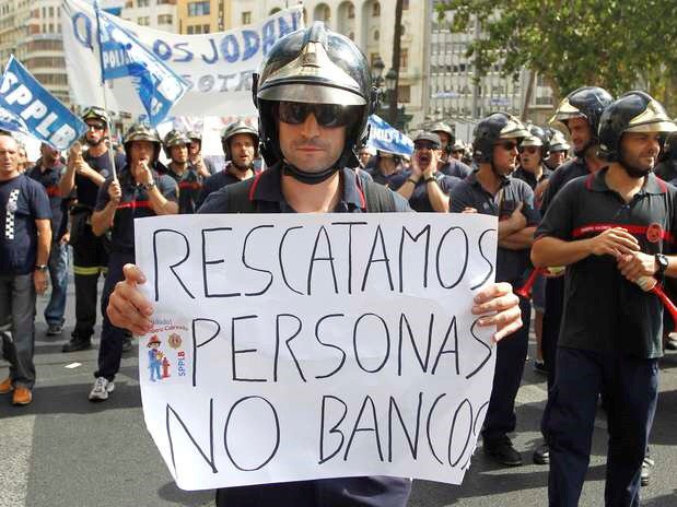 MattWrack's tweet photo. A great photo as a reminder of the brilliant slogan from Spanish firefighters: 
We rescue people not banks https://t.co/rbl3MWnLnv