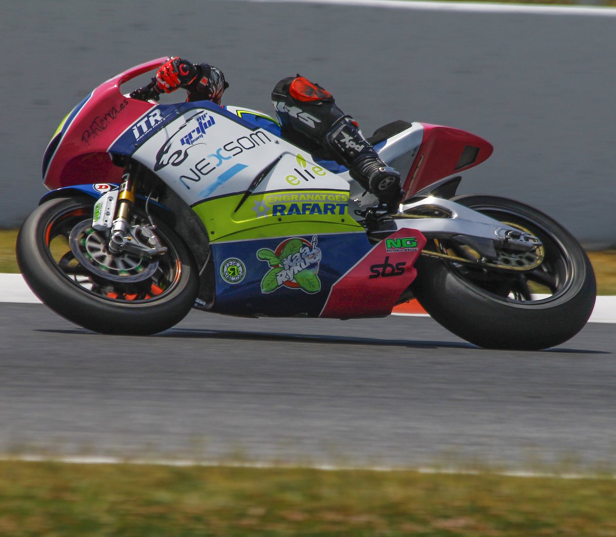 AnaCarrasco_22's tweet photo. ¡Buen dia de trabajo, cogiendole el pulso a la Moto2!😊👊

Good day of work today, taking the advantage on my Moto2!😊👊 https://t.co/Kq5cJ667Xz