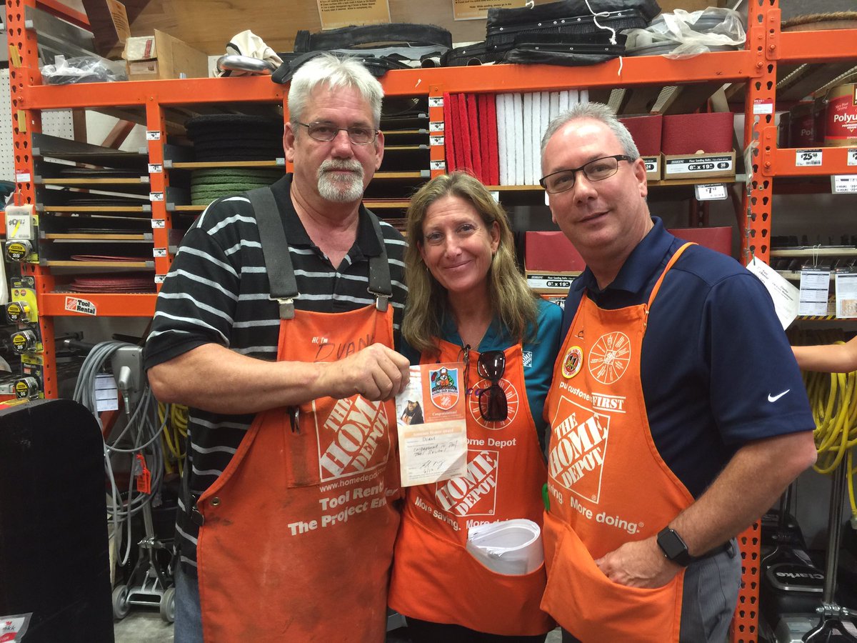 TaraTalleyTHD's tweet photo. Recognizing DS Duane for sharing his knowledge of the repair process. #1407 #ATeam #306Pride #drivingmargin https://t.co/5yvPt5Bos2