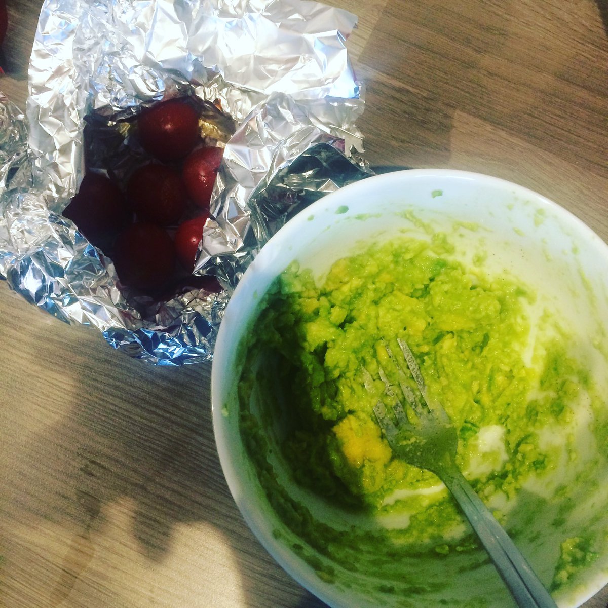 JuiceRep's tweet image. Avocado and cherry tomato on a bed of salad starter 👏🏻👏🏻

#EatYourWaySlim #teambodybabes