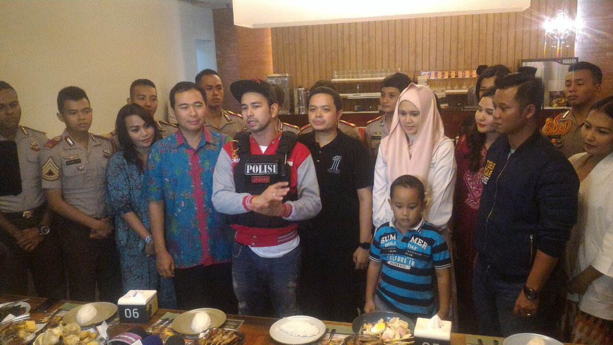 Raffi Ahmad bersama pejabat Polresta Depok dan taruna Akpol usai lakukan himbauan tertib berlalu lintas