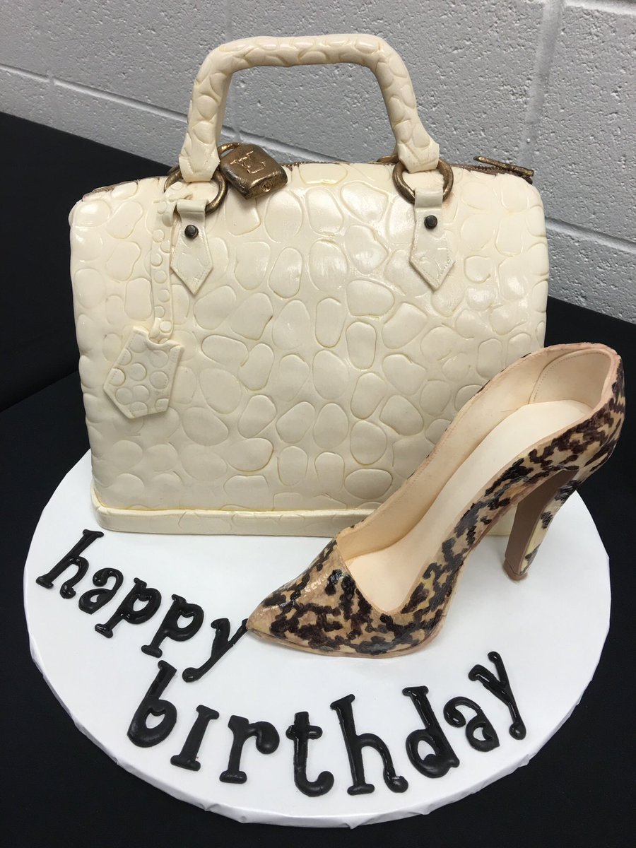 Theresacaputo's tweet photo. @enmaxcentre Thanks so much for this amazing cake! 🎂💕#livetheexperience #birthday https://t.co/oBEVvX0XV2