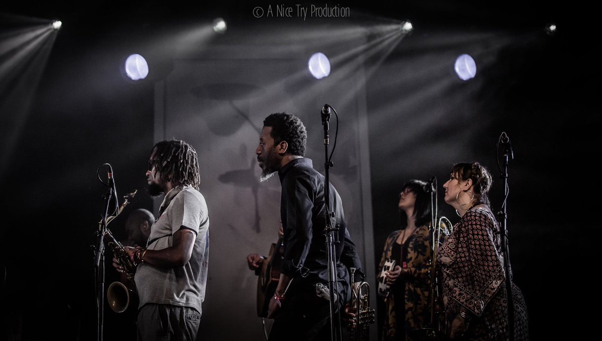 Horn- and Backingssection Tedeschi Trucks Band watching  J.J. Johnson drumsolo