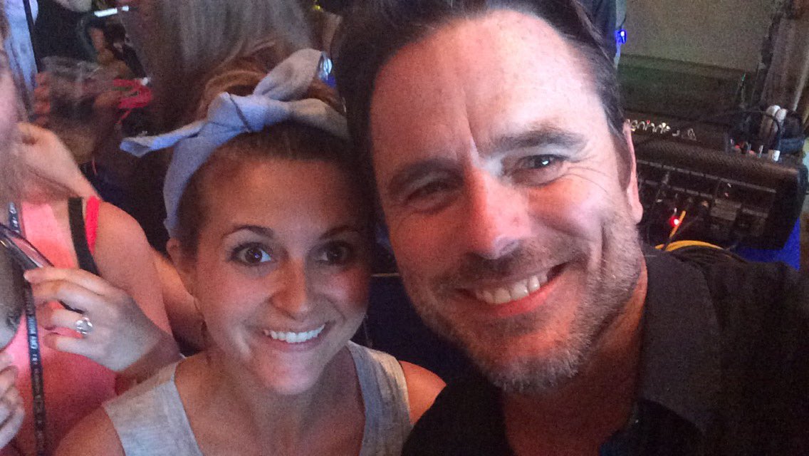 Kay_lace's tweet photo. GOT A SELFIE WITH @CharlesEsten !!!!!!!!! #theman #NashvilleIsBack #mightpassout #fangirling 😍😍 https://t.co/H5RSY8HXXM