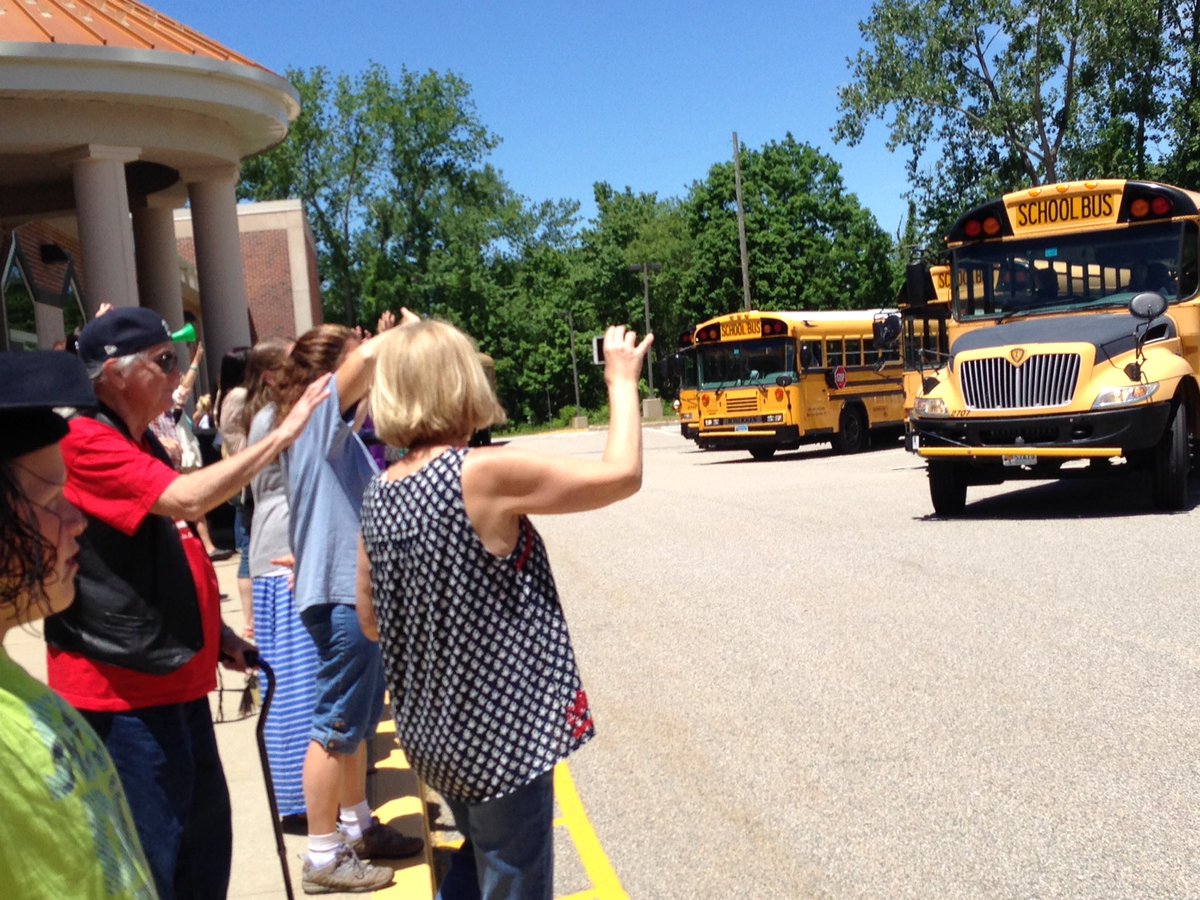 JJISPrincipal's tweet photo. Saying goodbye to students. Have a great summer vacation! https://t.co/4FoanPtN71