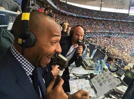 lequipe's tweet photo. La joie de Thierry Henry sur l'ouverture du score d'Olivier Giroud https://t.co/CqJb4XE796 #EURO2016 https://t.co/d4griPzQsE