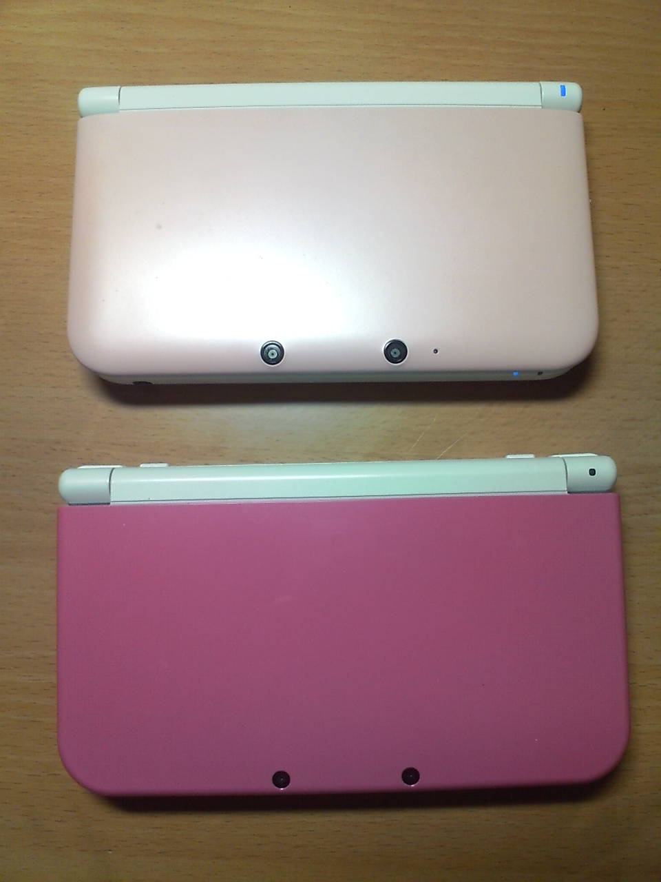 いとうみきお ３dsll はピンクを持ってたのでnew３dsllもピンクにしようと思って おとといの新色の発売まで買うの我慢してたんですが 全然色が違いましたなう T Co Ox33tjo9uz Twitter
