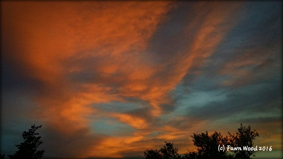 WoodFawn's tweet photo. Blaze sunset over Colorado tonight. Kickoff for the playoffs in 22 hours!!
#cowx #sunset #goblaze #whatchusayblaze https://t.co/0AyAdBh9AT