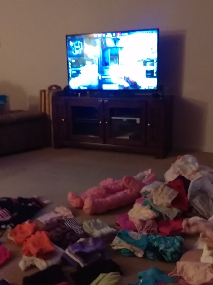 GrenerdKO's tweet photo. #familygoals watching @EL while sorting kids clothes for garage sales tomorrow. #csgo #eleague https://t.co/kaALRxAUwb