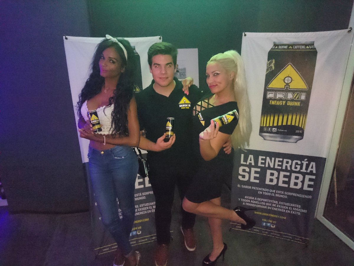 javi69_M's tweet photo. Buena noche por Valencia con las dos chicas más guapas
@lizemiliano y #Lorena
@armienergy 
#ARMIEnergy
#ARMIGirls https://t.co/w1zYrOZeNJ
