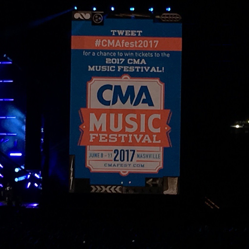 ericsongman's tweet photo. #cma2017 https://t.co/8zl9yz2p6a