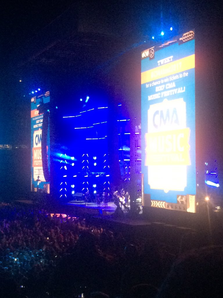 kimberlyfleming's tweet photo. #CMAFEST2017 - yes please! https://t.co/8o98IqLrfC