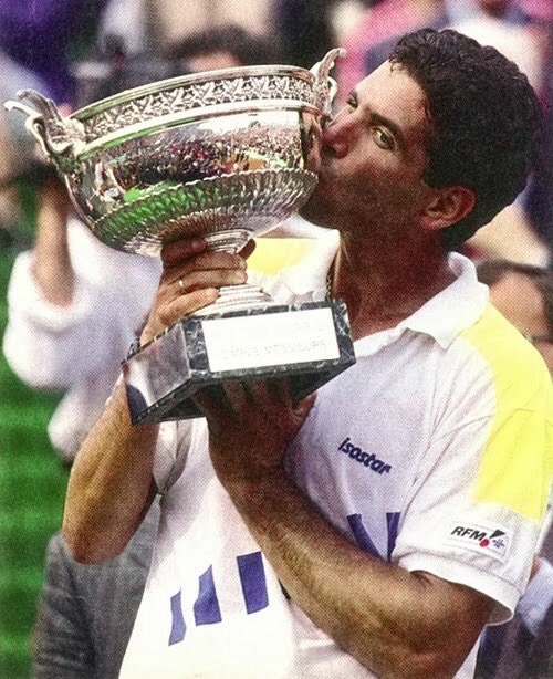 casr714's tweet photo. @AndresGomezGogo como no hacerlo 👏🏽🇪🇨 gracias por tan buenos recuerdos. #RG90 @rolandgarros https://t.co/WkUTEEiYYK